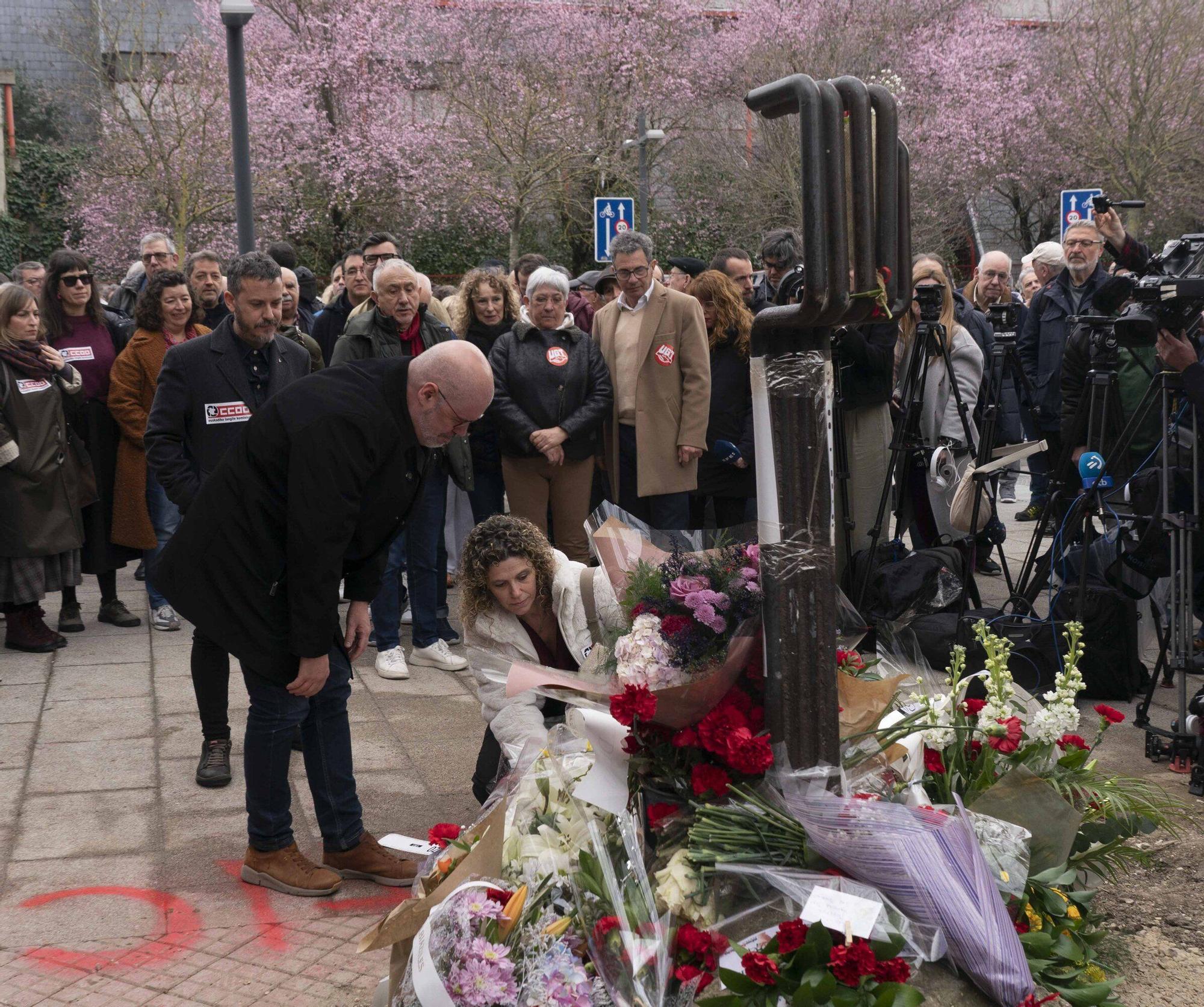 Ofrenda floral en recuerdo a las víctimas del 3 de marzo