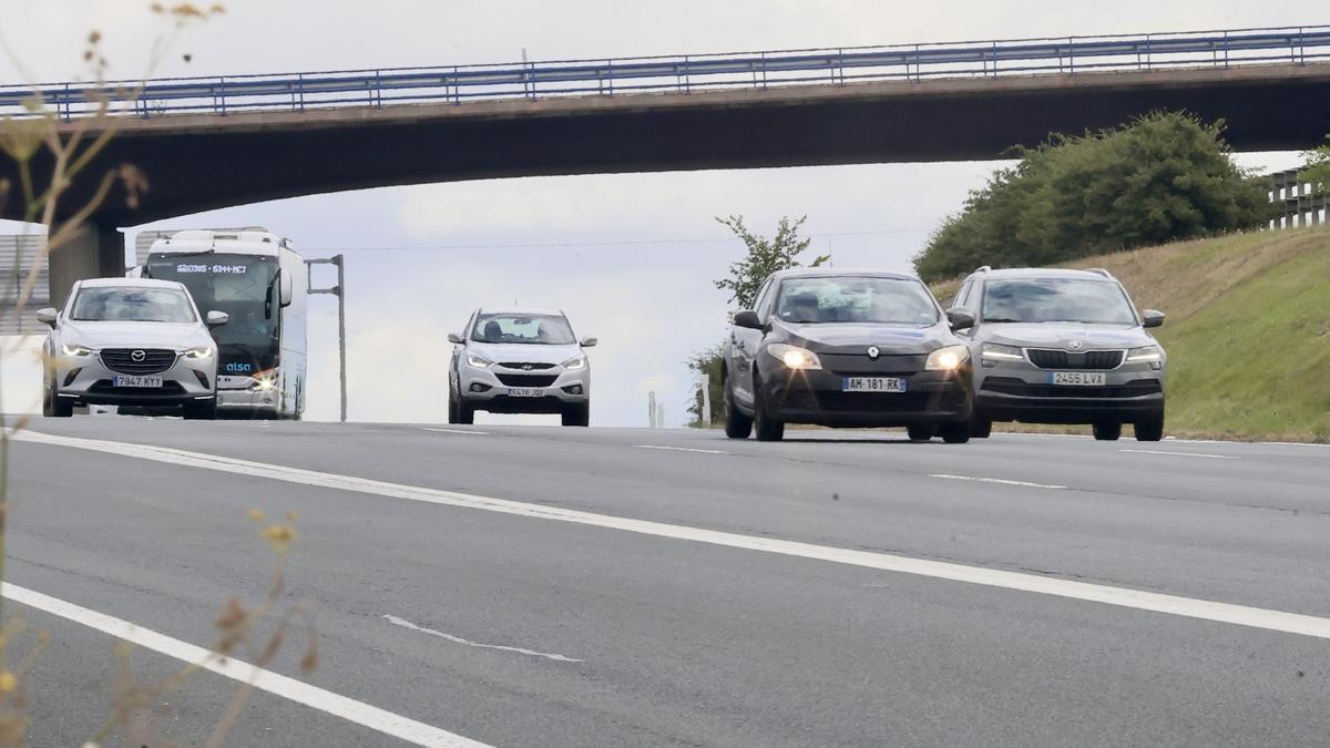 Varios vehículos se desplazan por una carretera alavesa.