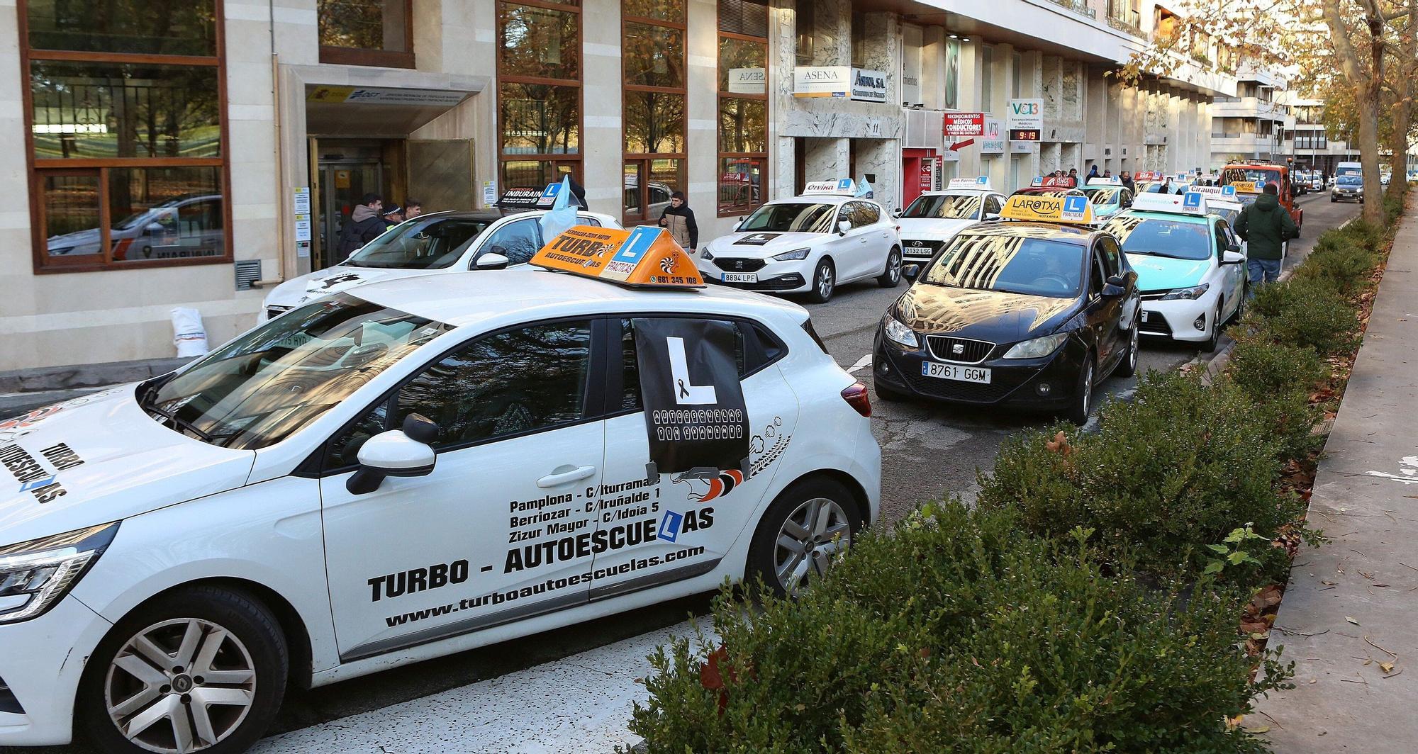 Fotos de la marcha de coches de autoescuelas en protesta por la falta de examinadores