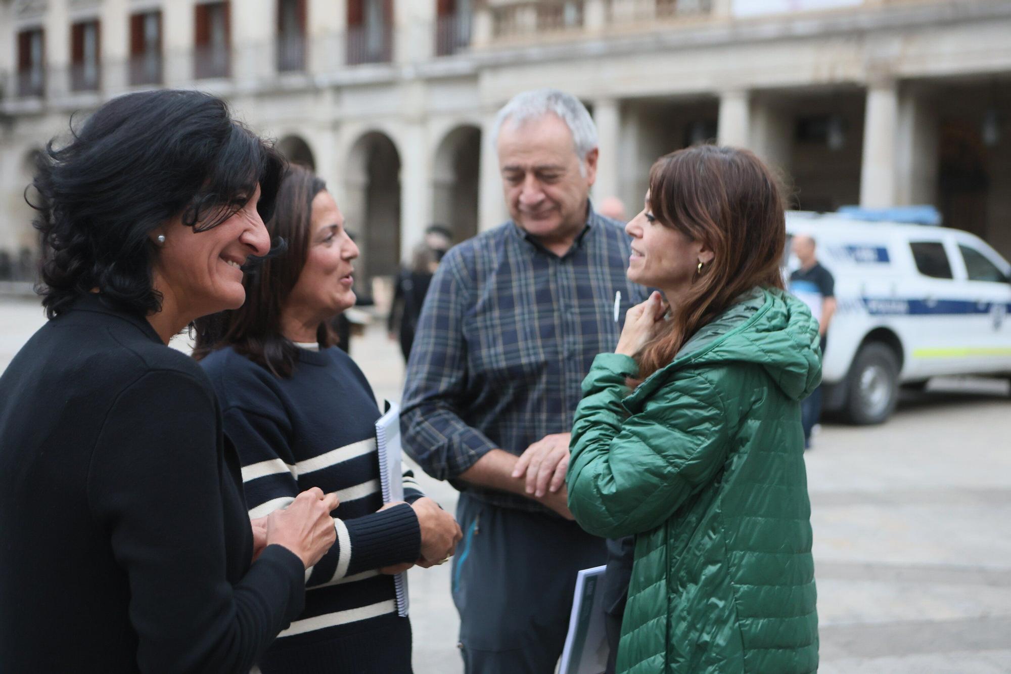 En imágenes: La corporación municipal recorre los mojones en el Día de Olarizu