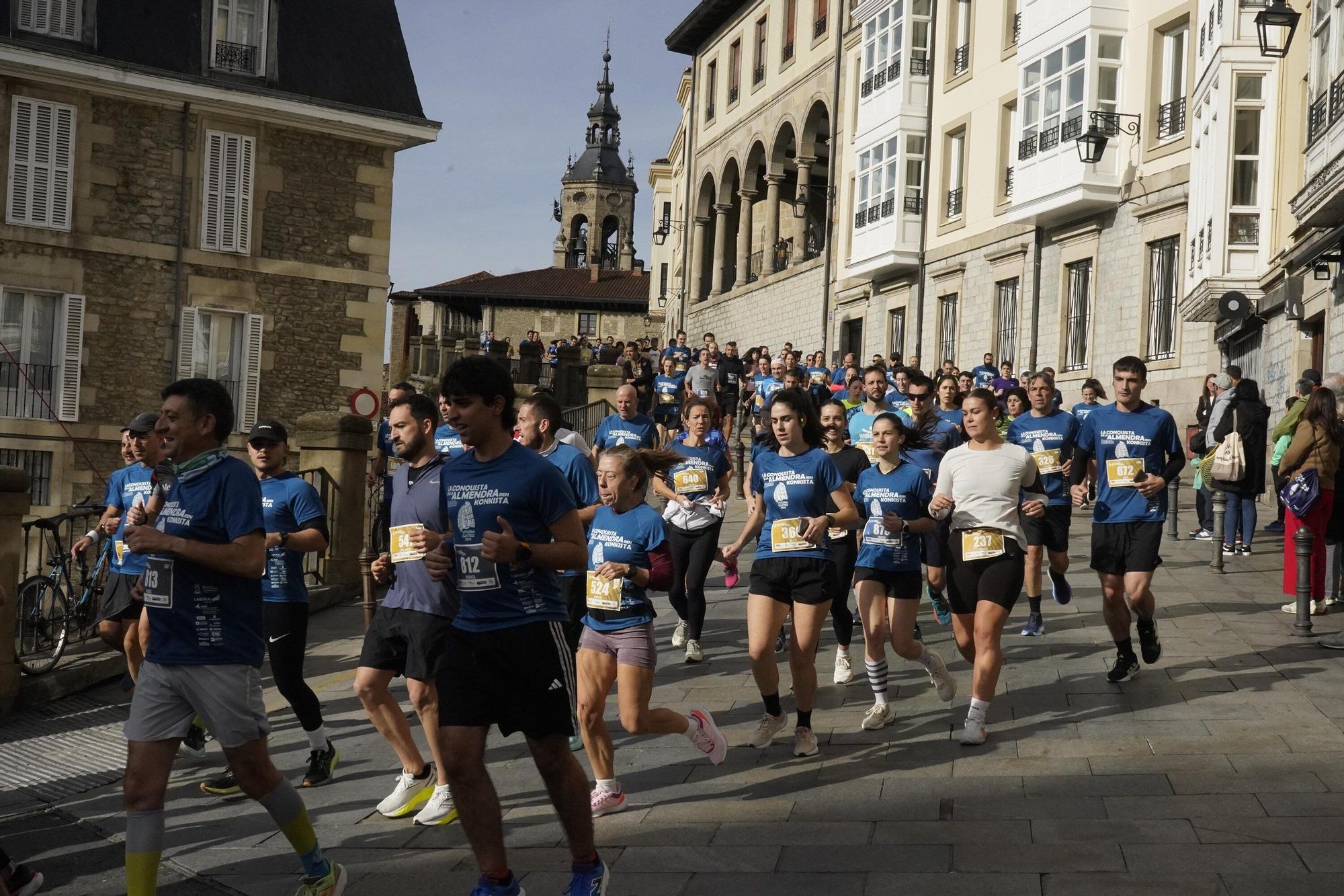 En imágenes: Miles de personas conquistan la Almendra de Gasteiz