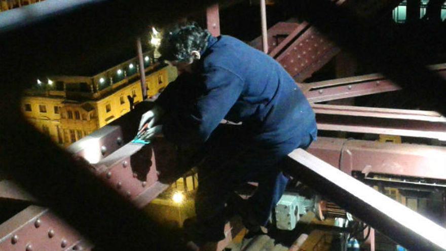 Instalación de los sensores de fibra óptica en el Puente Bizkaia a cincuenta metros de altura.