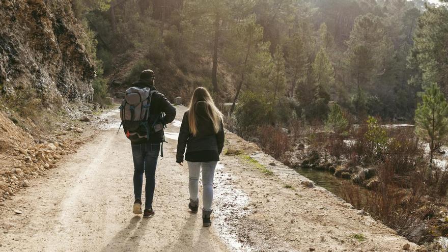La ruta a una hora de Bilbao con cascadas, cuevas y baños en el río que conquista a los excursionistas