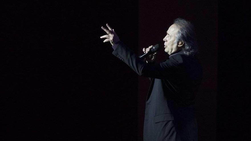 Un momento del concierto de Serrat en Baluarte.
