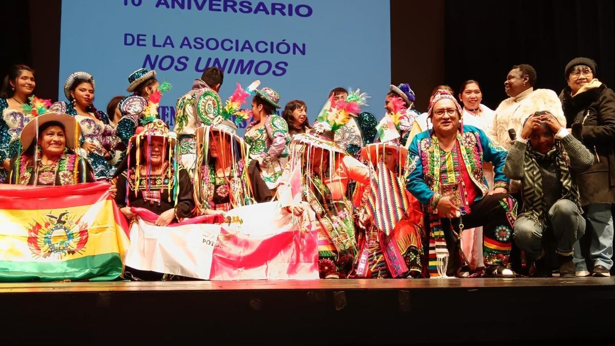Grupos de Filipinas y Bolivia bailaron en el evento.