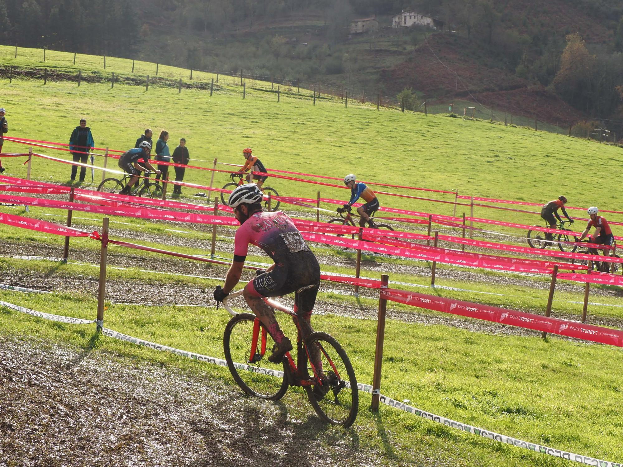 El barro se sumó al espectáculo de ciclocross en Elgoibar