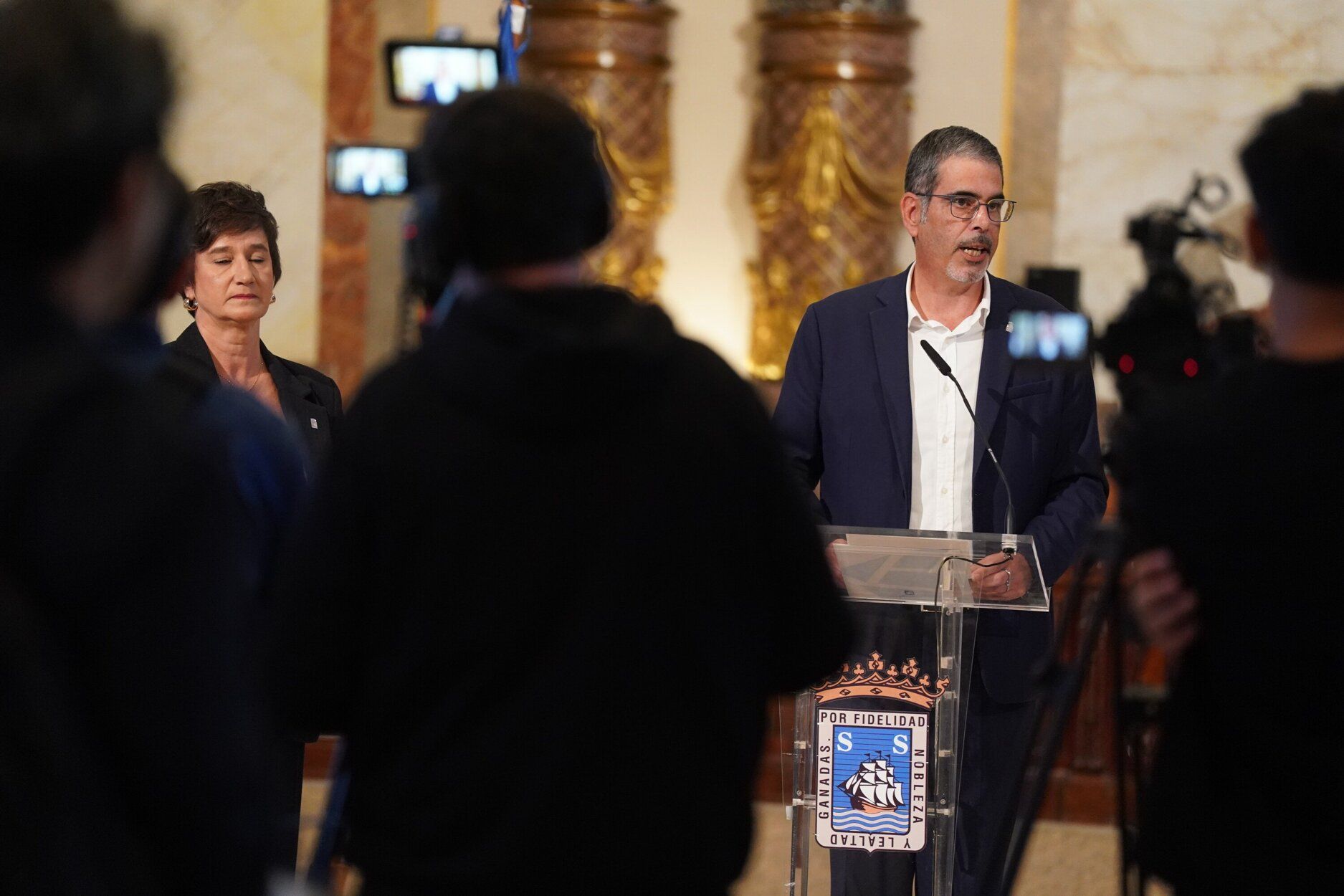 El alcalde de Donostia, Eneko Goia, acompañado de los ediles del PNV, en la comparecencia en la que ha anunciado su adiós