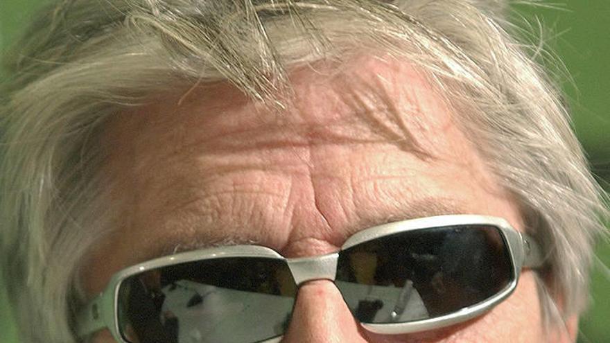 El director de cine Iván Zulueta, autor de la película de culto &quot;Arrebato&quot;, ha muerto hoy en San Sebastián a los 66 años.