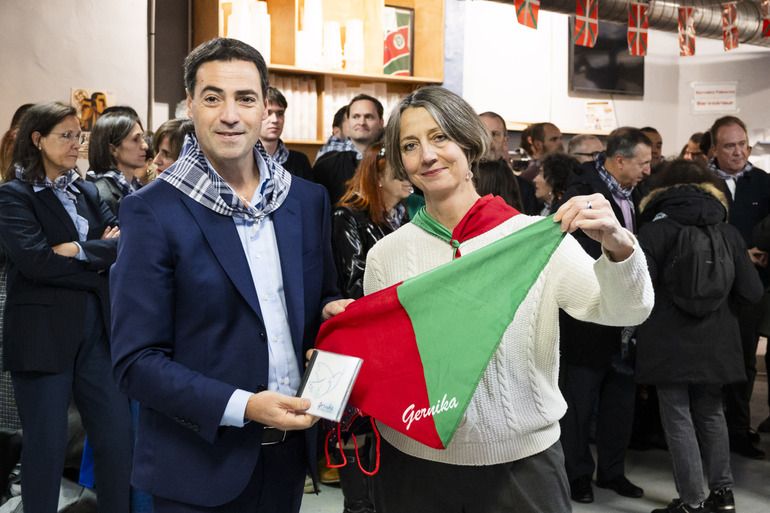 El Lehendakari Imanol Pradales y la vicelehendakari primera y consejera de Política Lingüística, Ibone Bengoetxea, se reunen con la diáspora en la Eskual Etxea de París