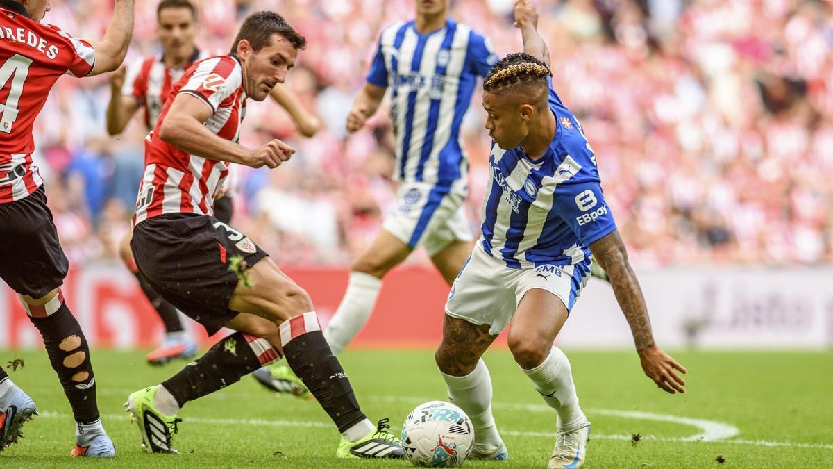 Mariano Díaz trata de superar a Dani Vivian durante el Athletic-Alavés del sábado.