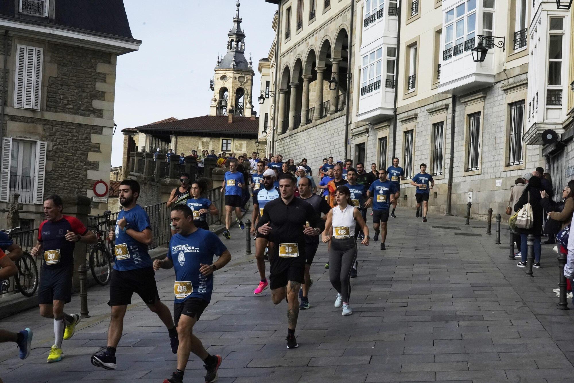En imágenes: Miles de personas conquistan la Almendra de Gasteiz
