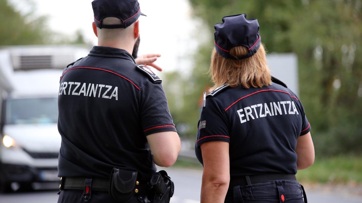 Imagen de archivo de una patrulla de la Ertzaintza