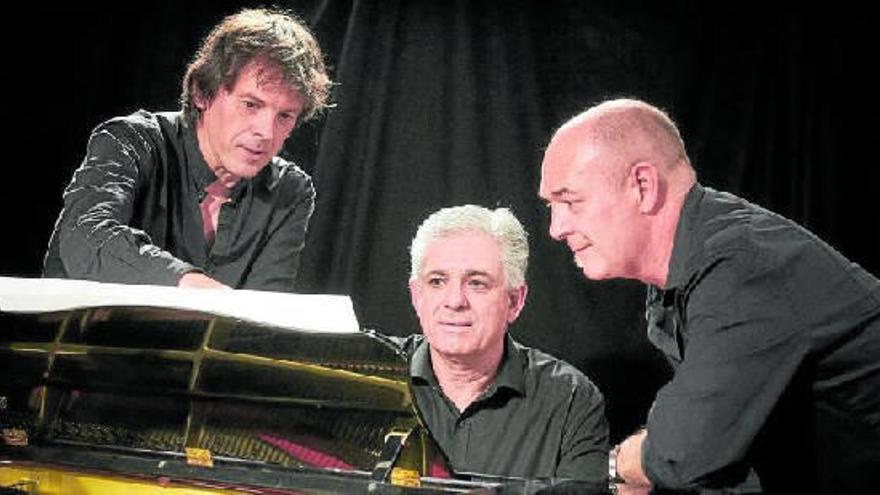 Los pianistas Xabier Lizaso y Germán Ormazabal junto a Andoni Egaña, durante uno de los ensayos.