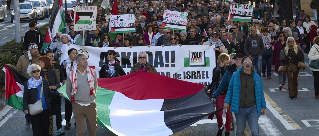 Fotos de la manifestación en Pamplona convocada por Yala Nafarroa bajo el lema 'No olvidamos a Palestina'