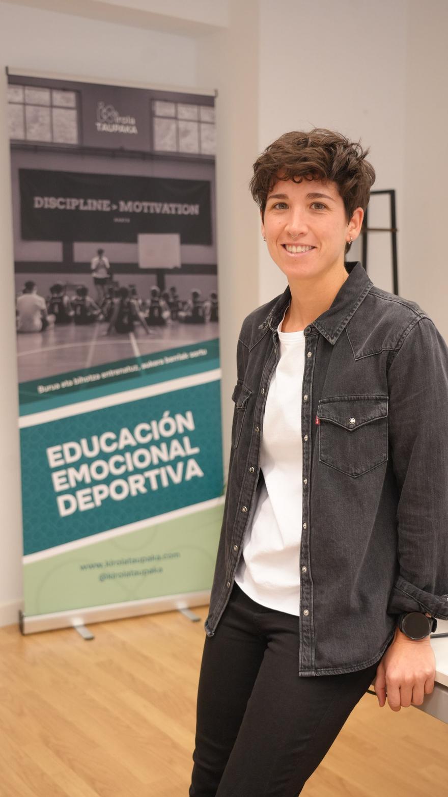 Nerea Nanclares en su oficina en el semillero de empresas del Casco Viejo.