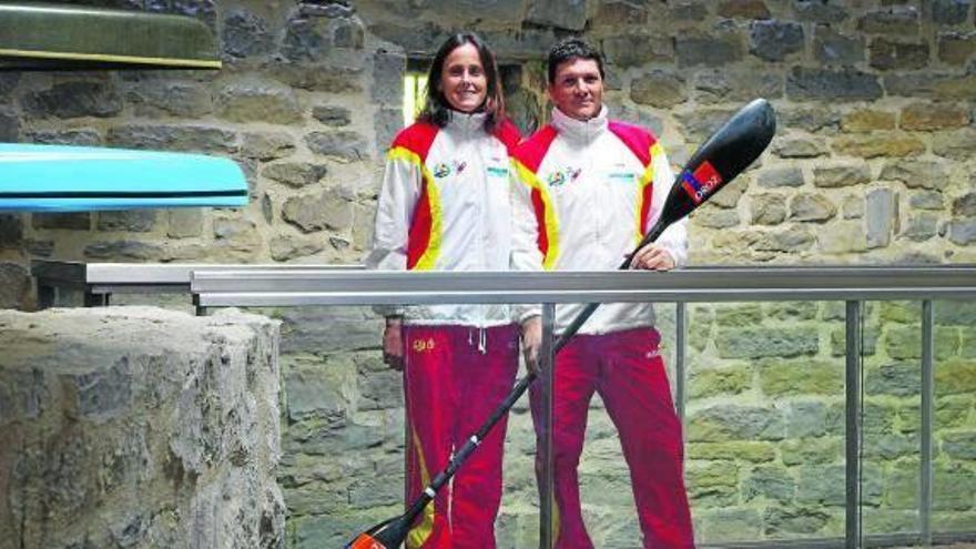Amaia Osaba y Javier Moneo, con la equipación de la selección española.