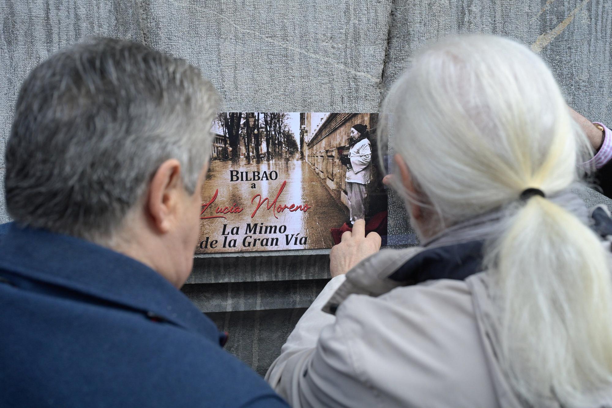 En imágenes: Rosas y poesía para Lucía, la mimo de la Gran Vía de Bilbao