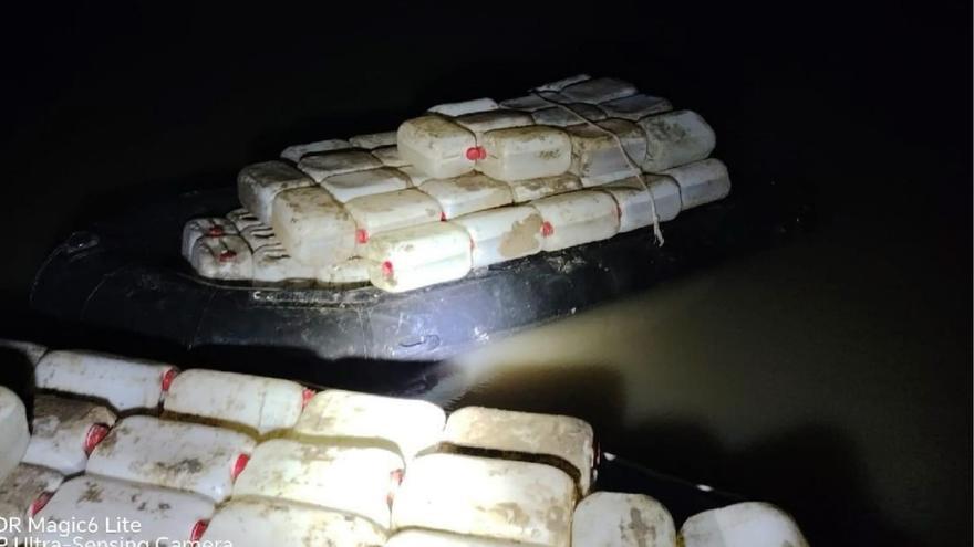 Detienen a tres personas con 334 petacas de gasolina en cuatro narcolanchas en Cádiz