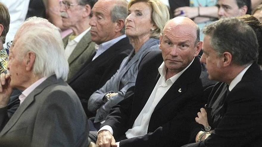 Referentes de la sociedad vasca despiden a Basterretxea en un funeral civil