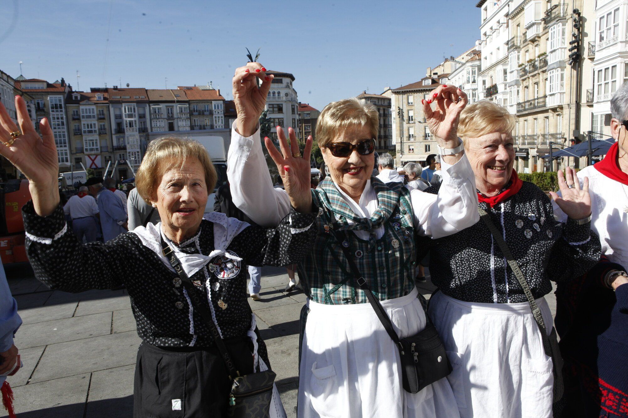 Los blusas y neskas veteranos ya disfrutan de su día en La Blanca