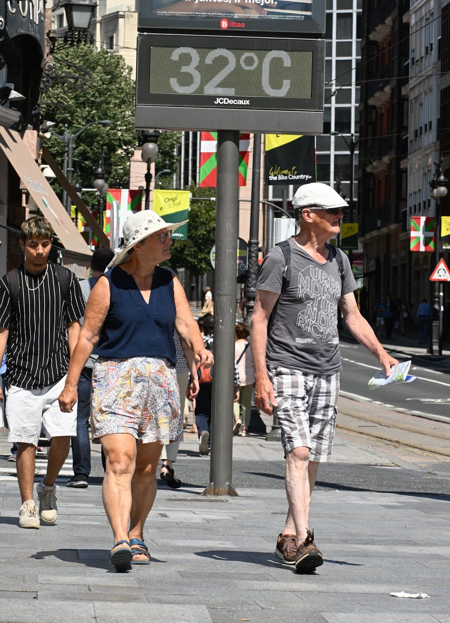 Varias personas pasean por Bilbao a más de 30 grados.jpg