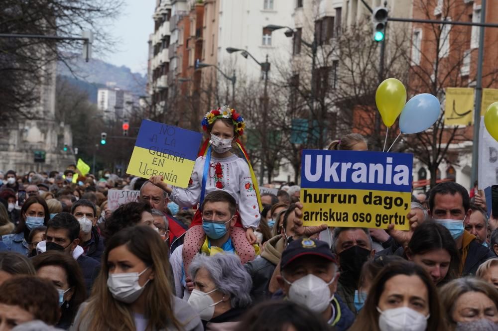 Miles de vascos se manifiestan en contra de la invasión rusa en Ucrania