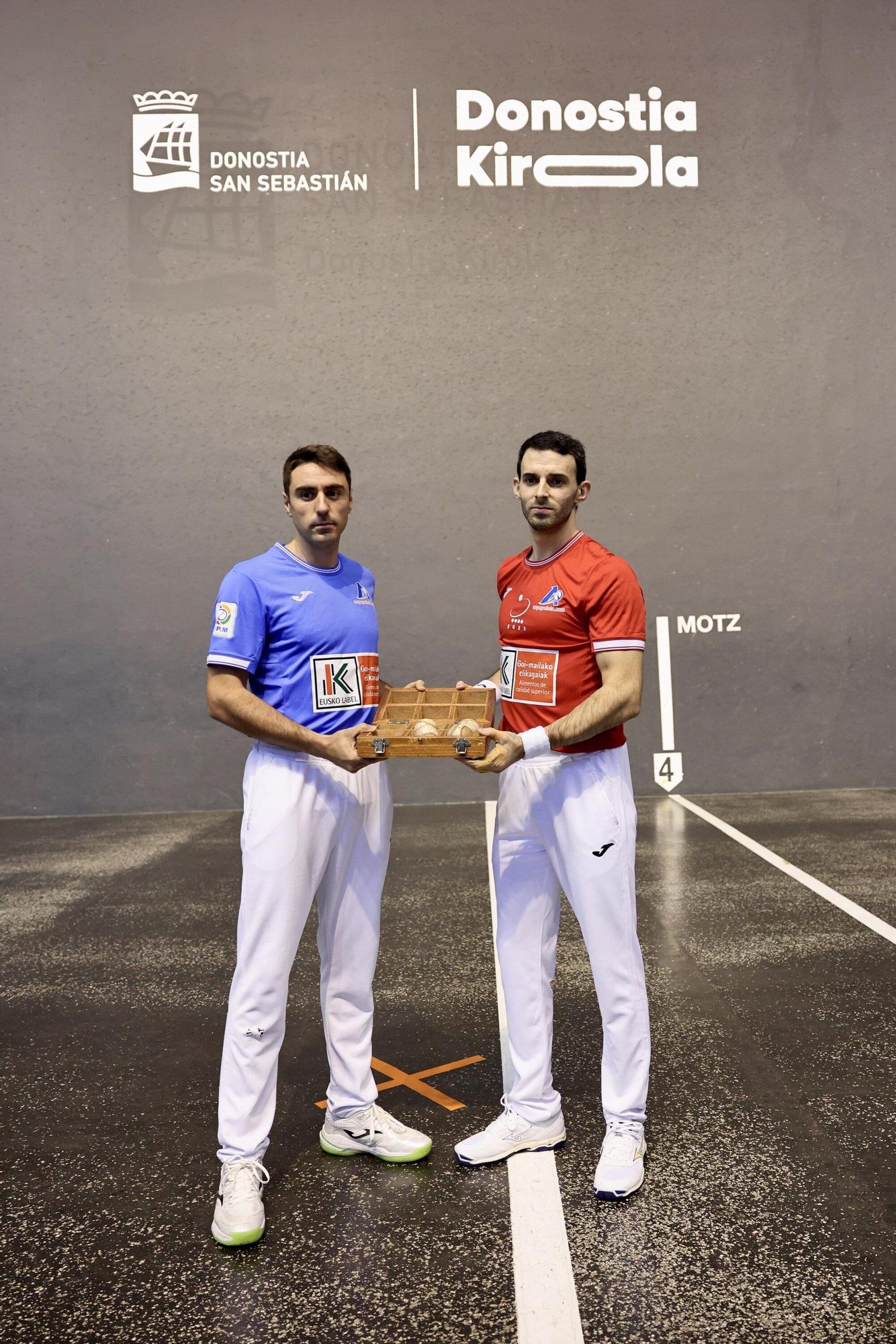 Jokin Altuna y Peio Etxeberria eligen material en el Atano III de Donostia para la semifinal del Cuatro y Medio.