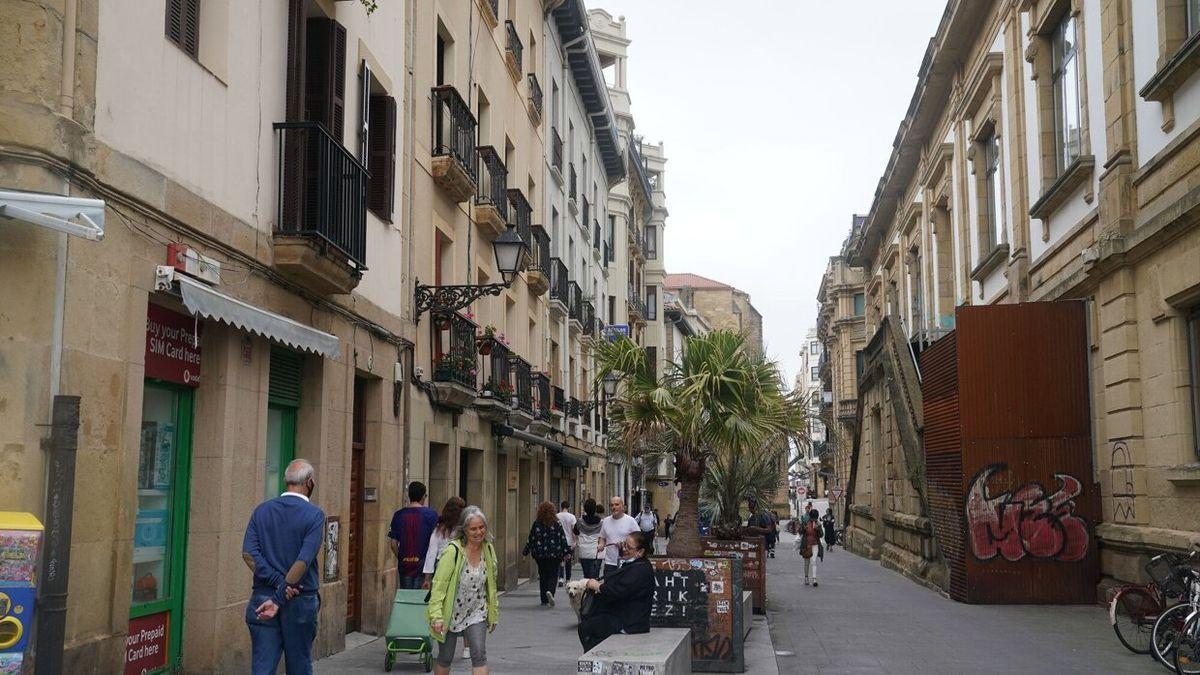 Calle San Juan de la Parte Vieja de Donostia donde fue arrestado el varón, acusado por un delito de violencia de género.