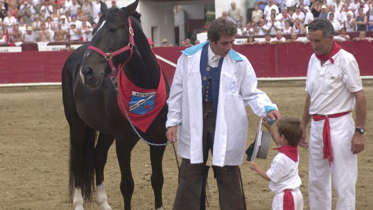 Hermoso de Mendoza, con el blusón de la peña San Andrés, junto a su padre Pablo y su hijo, preparándose para dar la vuelta al ruedo junto a Cagancho en Estella-Lizarra.