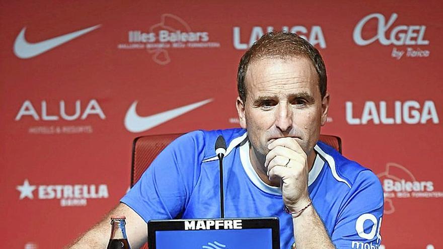 Jagoba Arrasate, durante la rueda de prensa que ofreció ayer antes de viajar a Bilbao.  | FOTO: EFE