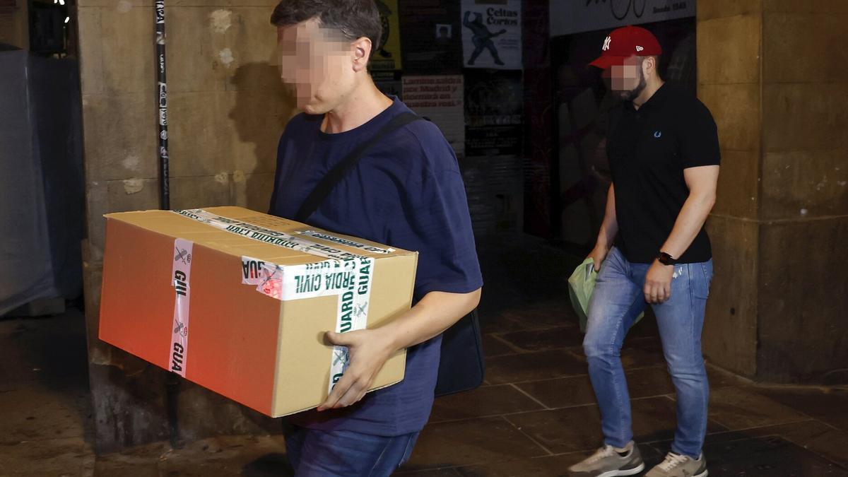 Agentes de la Guardia Civil abandonan la sede de Servinabar tras el registro efectuado en junio.