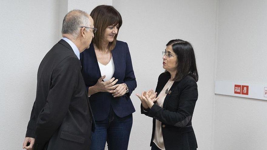 La ministra Darias y Mendia, ayer en Bilbao junto al secretario de Estado Francisco Hernández.