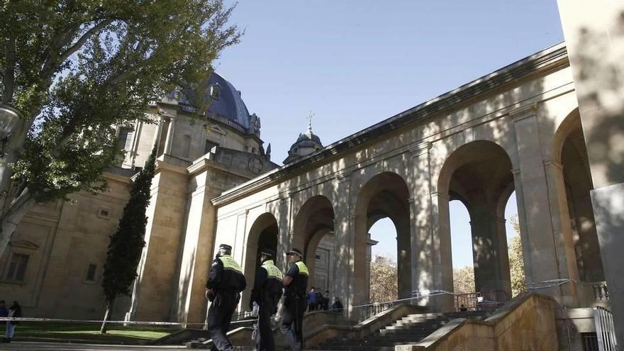 Efectivos de la Policía Municipal, en el Monumento a los Caídos.