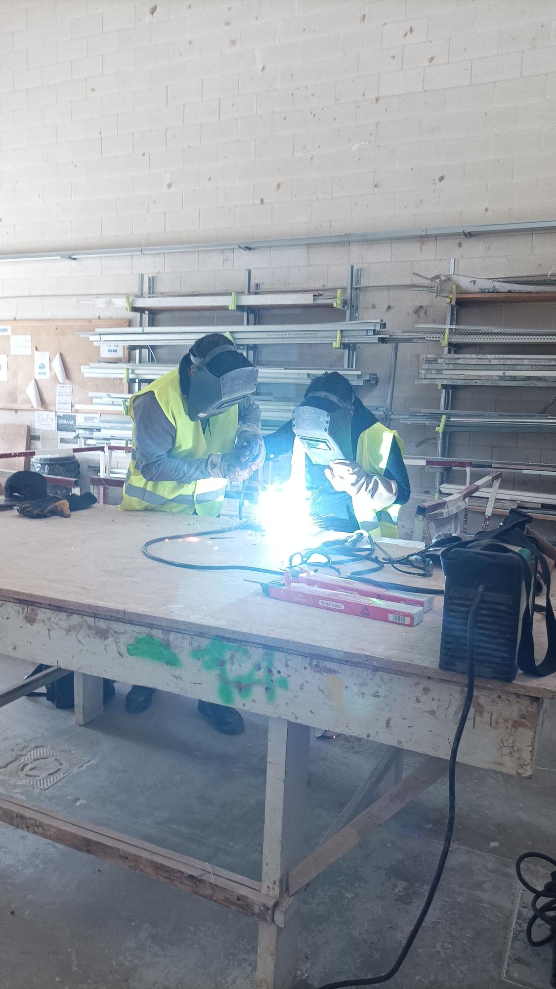 Personas aprender a soldar.