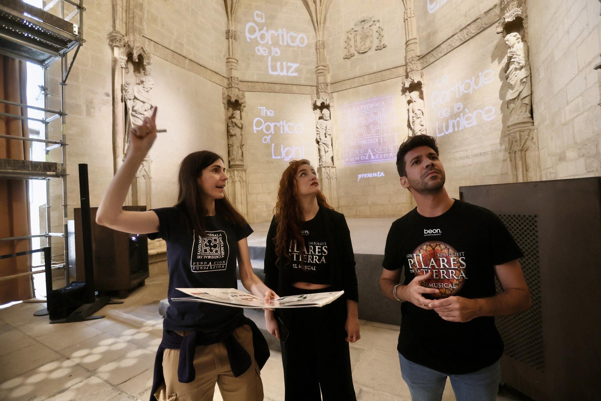 En imágenes: Parte del equipo de 'Los pilares de la Tierra, el musical' visita la Catedral Santa María de Vitoria-Gasteiz