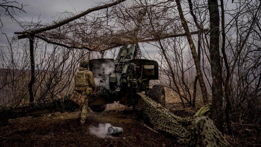 Rusia estrecha el cerco en Bajmut y Kiev se plantea una retirada "limitada"