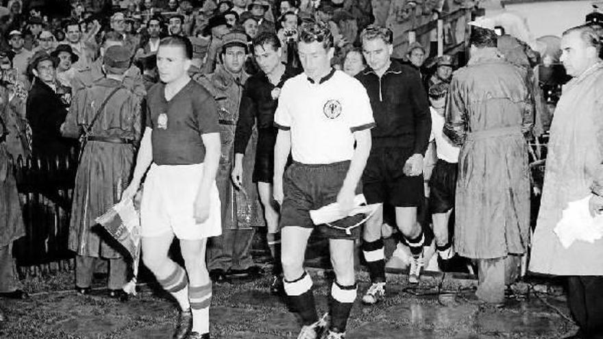 Ferenc Puskas y Fritz Walter, los capitanes de Hungría y Alemania, encabezan la salida al campo de los equipos antes de la final de 1954.