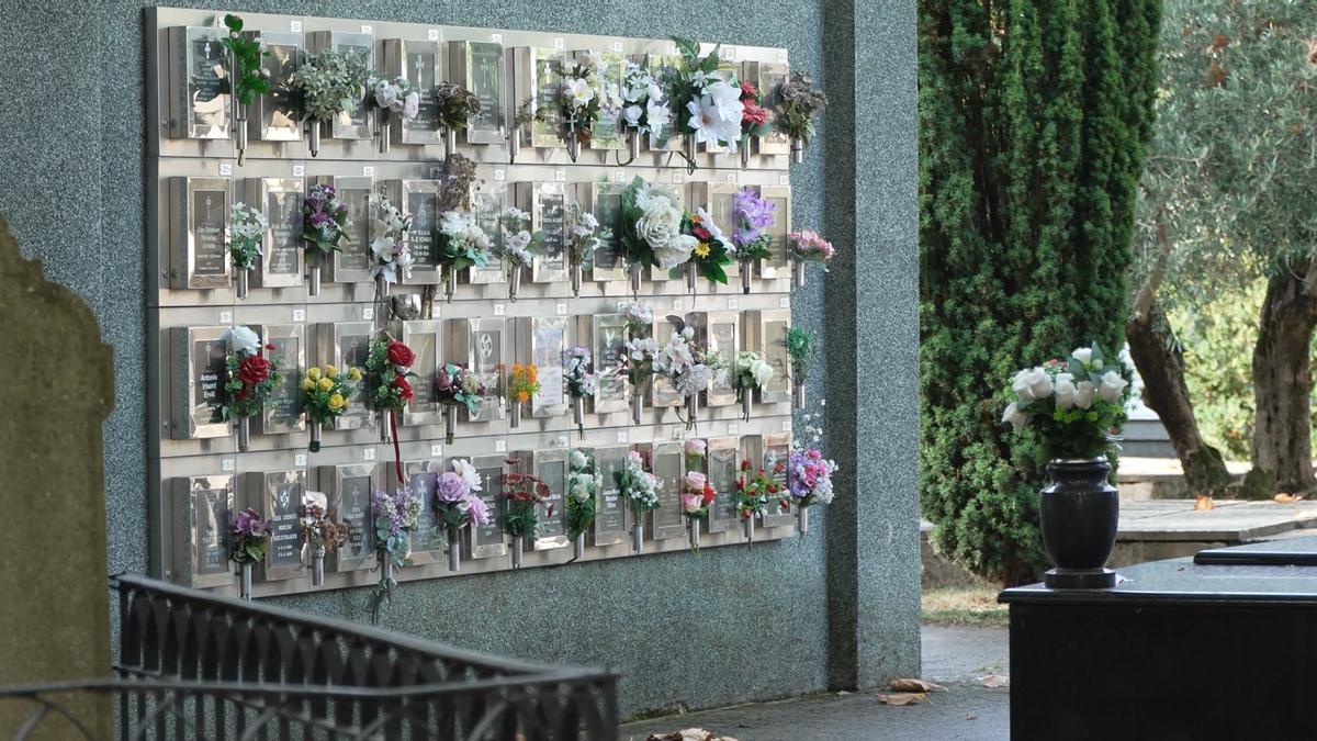 Flores en nichos del Cementerio de San José en Pamplona. Flores en nichos del Cementerio de San José en Pamplona.