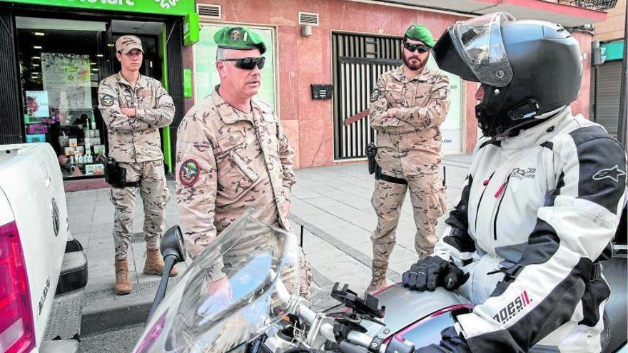 Militares del Ejército del Aire informan a los ciudadanos de la obligación de quedarse en casa en Alcantarilla (Murcia). Foto: Efe