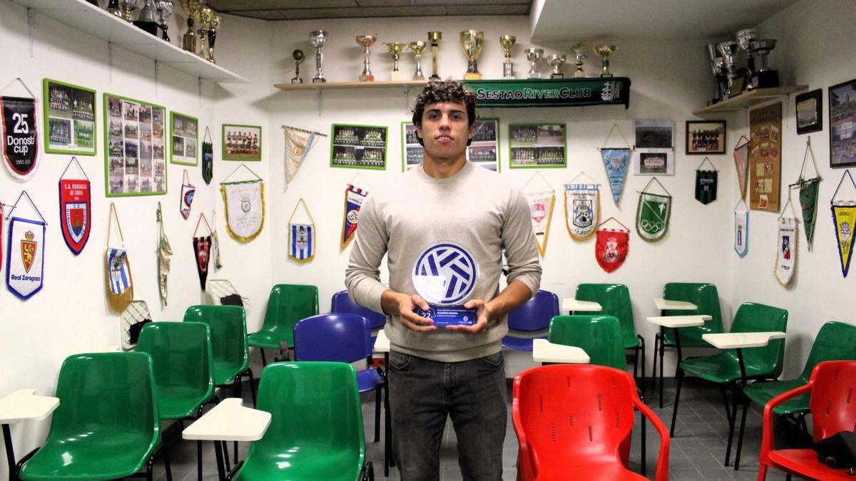 Alejandro Mendoza posa con el premio en las instalaciones del San Juan.