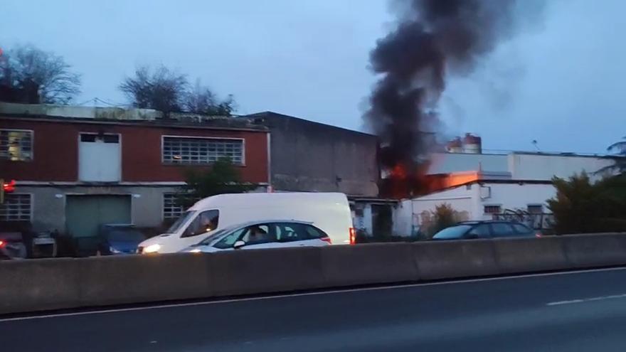 Un incendio causa daños materiales en un pabellón industrial sin actividad en Galdakao