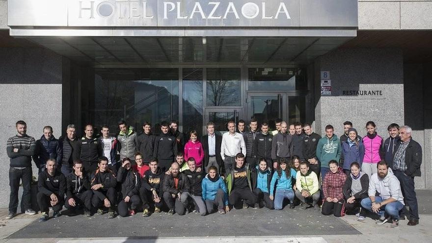 El equipo Euskadi Murias Taldea al completo posando ayer en la concentración de Irurtzun.