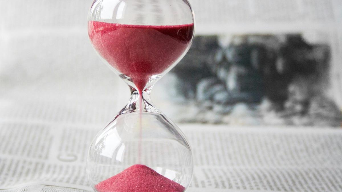 Un reloj de arena sobre un periódico.
