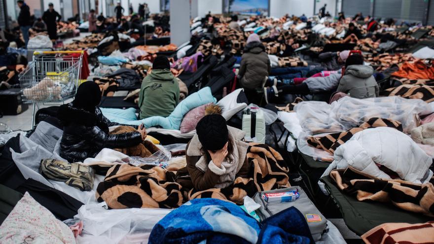 Zelenski se reunirá con refugiados ucranianos en Polonia