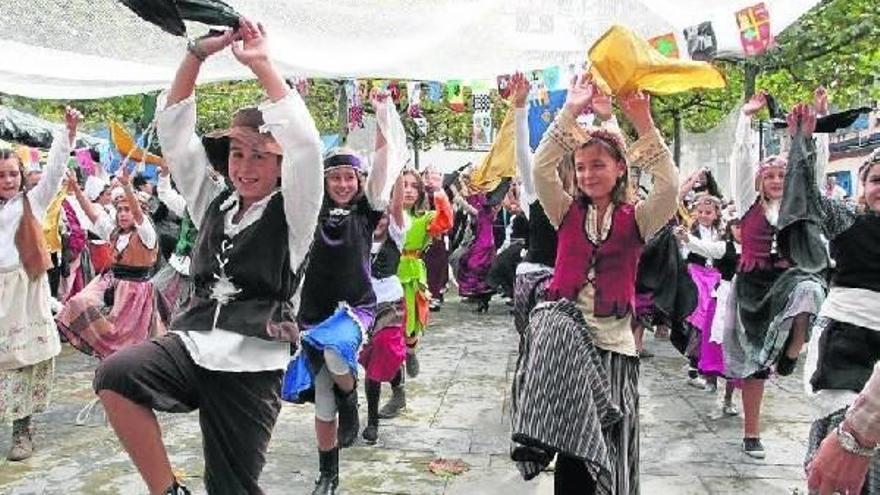 Más de medio centenar de chicos y, sobre todo, chicas ondarrutarras ejecutaron danzas de estilo medieval durante la jornada.
