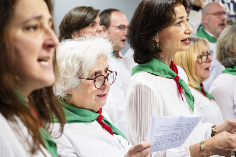 El Lehendakari Imanol Pradales y la vicelehendakari primera y consejera de Política Lingüística, Ibone Bengoetxea, se reunen con la diáspora en la Eskual Etxea de París