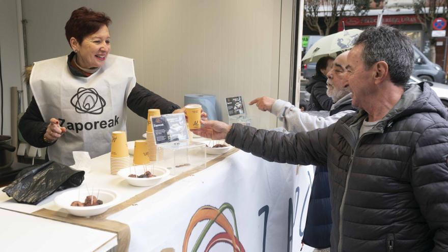El vino caliente solidario vuelve por Nochebuena al Mercado de Abastos