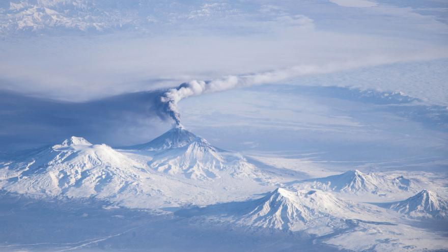 Entra en erupción el volcán Kliuchevskoi de Rusia tras el fuerte terremoto de magnitud 8,8 en Kamchatka