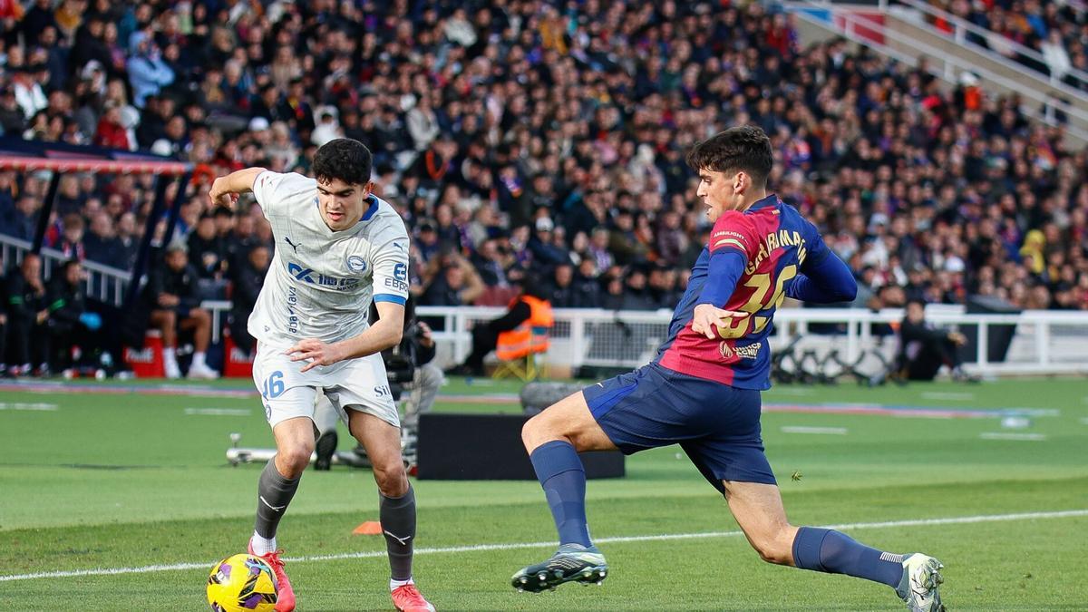 Hugo Novoa regateando a Gerard Martín del FC Barcelona.