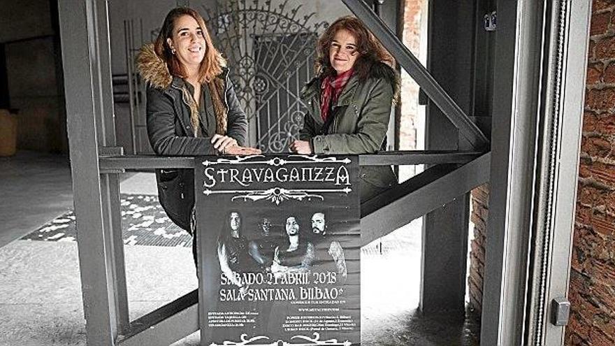 Amaia y Olatz Biain sostienen el cartel promocional de Stravaganzza, en la Alhondiga de Bilbao.